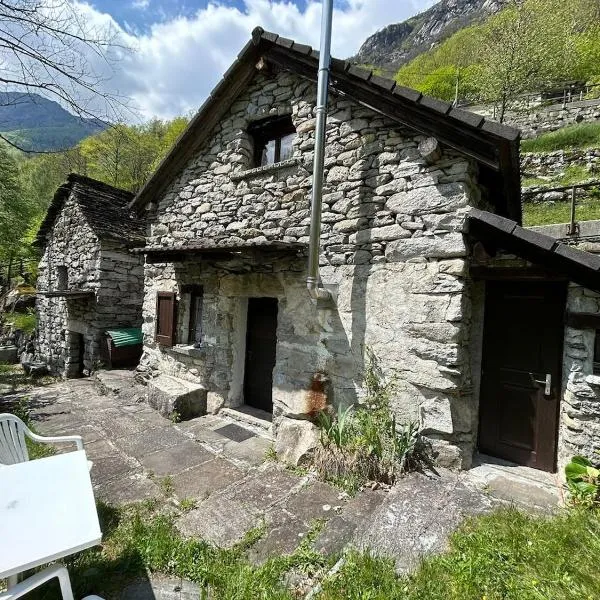 Rustic on the Verzasca River，位于Corippo的酒店