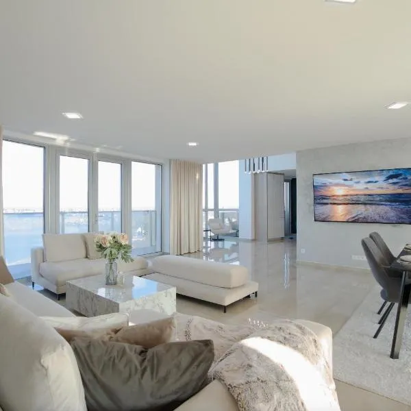 Luxusný Penthouse nad jazerami 230 m2, 2x garáž, WIFI，位于塞内奇的酒店