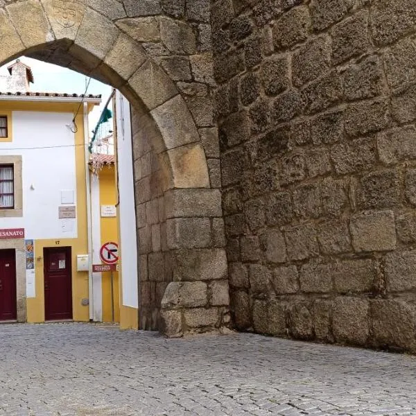 A Casinha do Arco, Porta da Vila，位于尼萨的酒店