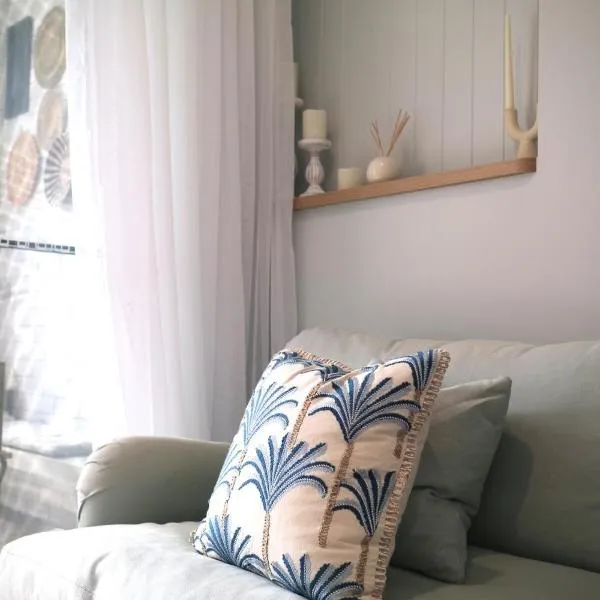 Newly Renovated, walk to beach, jump in pool，位于黄金海岸的酒店