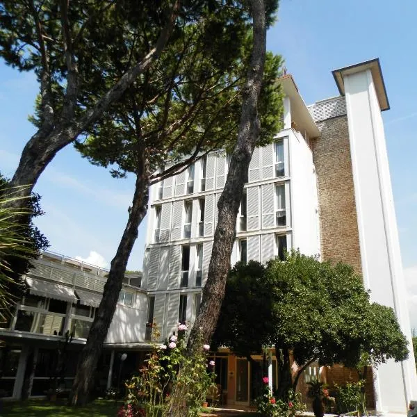 伊尔卡拉瓦乔酒店，位于马里纳-迪-皮特拉桑塔的酒店