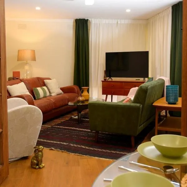 Beautiful lakeside unit in Ringwood East，位于Ringwood East的酒店