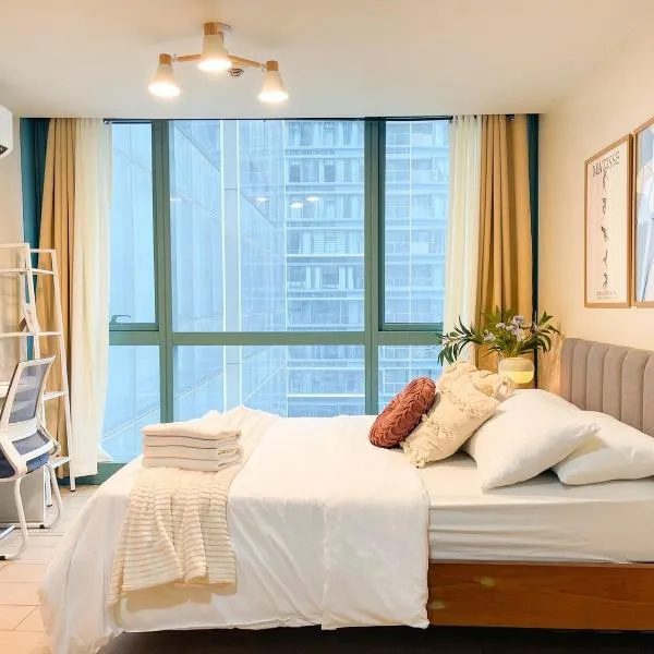 Luxury BGC Condo Across Uptown Mall #ournw19a，位于马尼拉的酒店