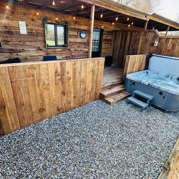 The Hideaway Cabin with Hot Tub，位于纳斯的酒店