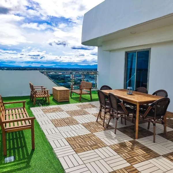 2BR Luxury Penthouse with Wide Balcony and 7ft Billiards The Polaris Penthouse at Azure North，位于圣费尔南多的酒店