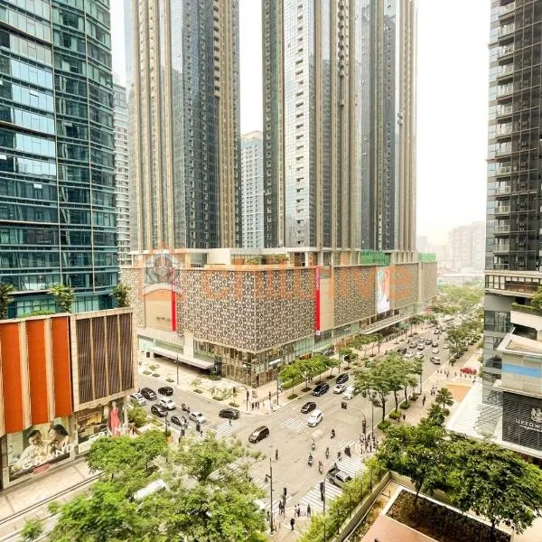 Chic BGC Condo Across Uptown Mall #ournw9b，位于马尼拉的酒店