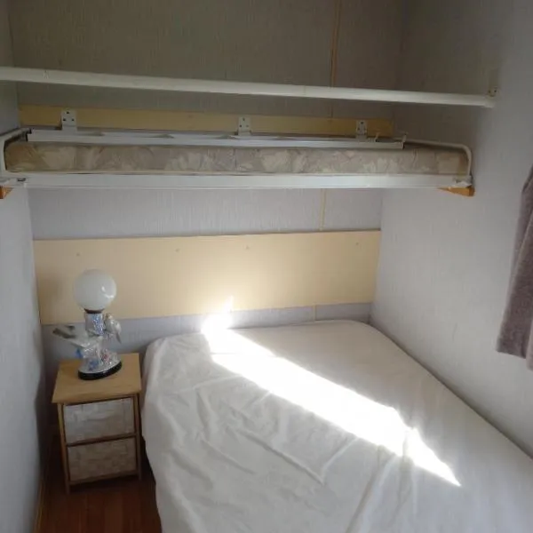 Mobil-home charmant en bord de mer，位于Lannebert的酒店