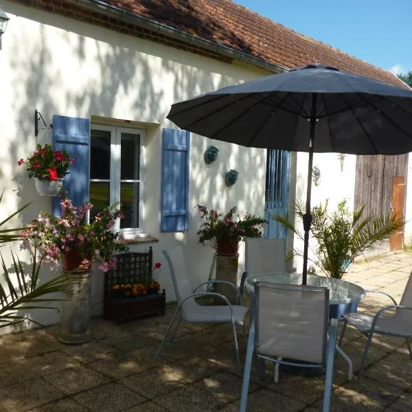 Old French Country Cottage for 2 nature lovers paradise，位于Châteaumeillant的酒店