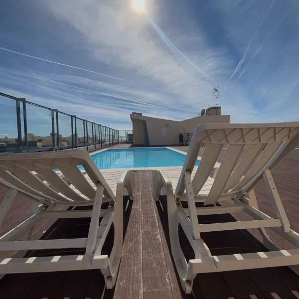 Modern luxury apartment with pool and ocean view，位于奥良的酒店