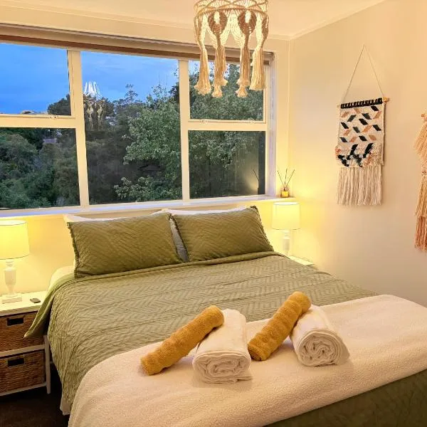 Spacious & Secluded Bush-View Suite in Kohimarama，位于奥克兰的酒店