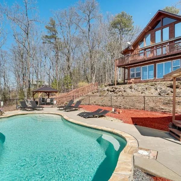 Pool, Hot Tub & Mountain Views: Cleveland Cabin，位于克利夫兰的酒店