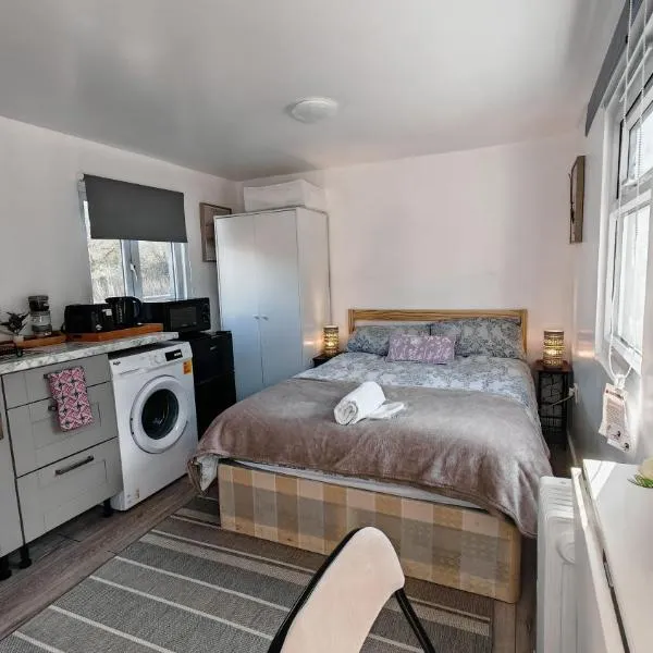 Cozy studio with Netflix & chill & Parking，位于Ponders End的酒店