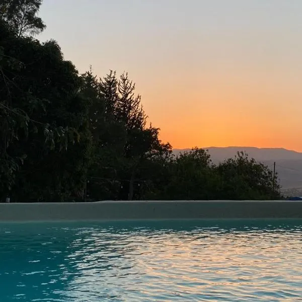 村庄边缘木制山林小屋，位于玛尔盖姆拉的酒店