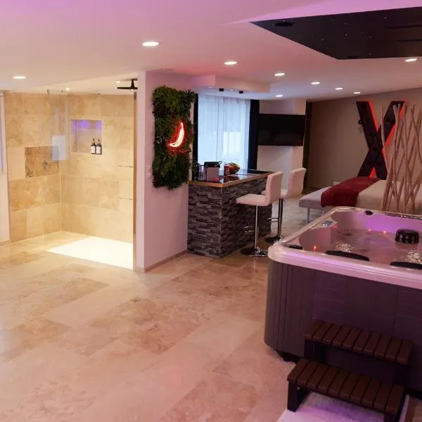 Loveroom de charme avec jacuzzi et sauna，位于拉佩讷叙尔于沃讷的酒店