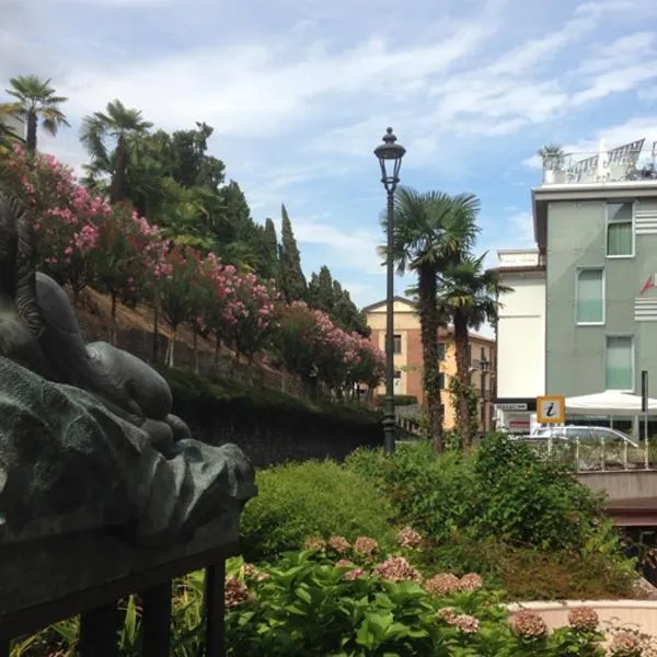 Happy Hotel Atelier Gardone Riviera Centro & Beach，位于加尔多内-里维耶拉的酒店