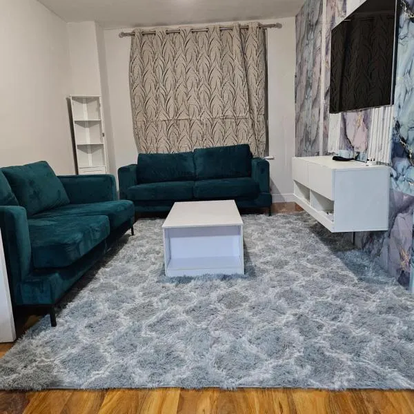 Three bedroom house with a park，位于达格纳姆的酒店