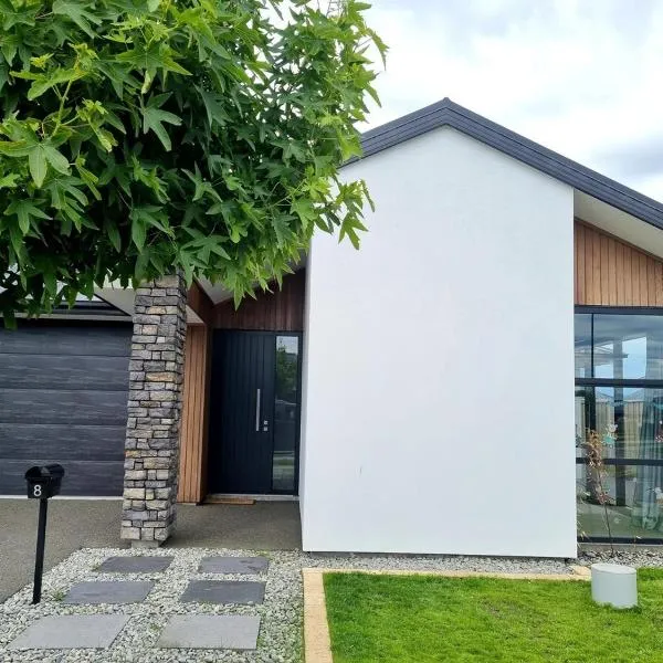 Modern house close to lake,golf club and beach，位于Woodend的酒店