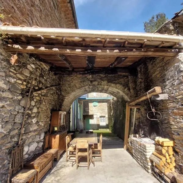Gîte et jardin en bord de rivière，位于Saumane的酒店