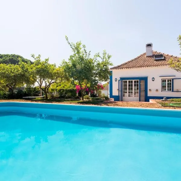 Cottage with Pool,Gourmet BBQ,Wood Oven&Games Barn，位于Pontével的酒店