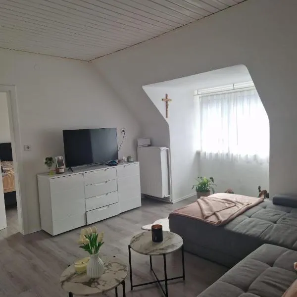 Wunderschöne & Moderne 60m2 Wohnung，位于尤登堡的酒店