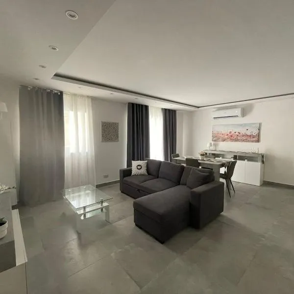 Coastal Comfort Modern 2BR Apartment in Marsascala，位于Il-Ħamrija的酒店