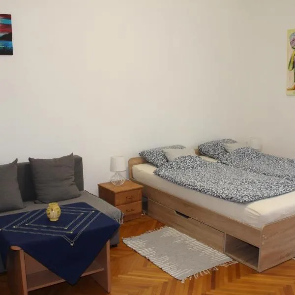 Fecske Apartman，位于索尔诺克的酒店