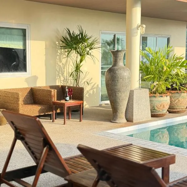 Over the Moon villa，位于芭东海滩的酒店