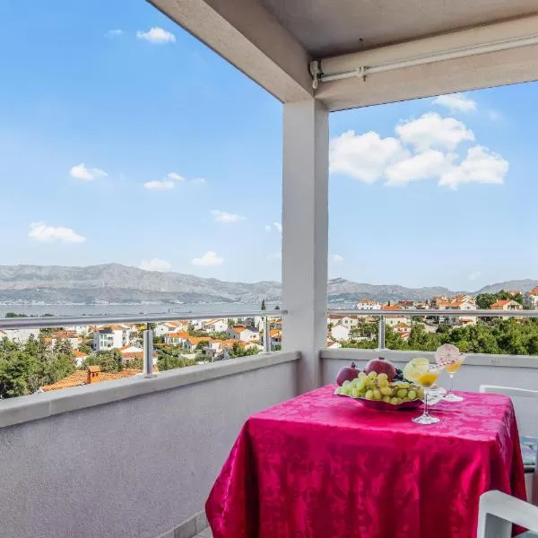 Spacious & Charming Apartment 128 m2 with Sea View，位于苏佩塔尔的酒店