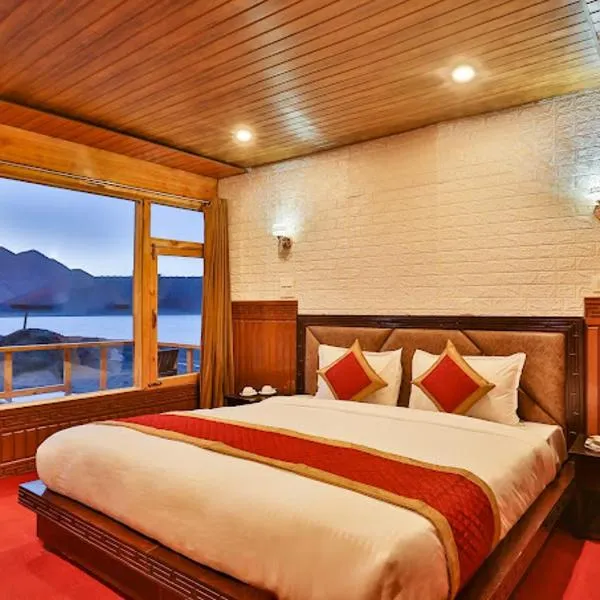 Snow Pine Luxury Wooden Cottage，位于Tangtse的酒店