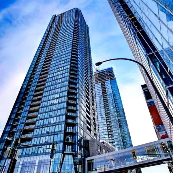 Spectacular Skyline Views - Downtown Montreal - Luxury Condo & Penthouse，位于蒙特利尔的酒店