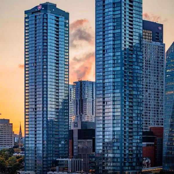 Skyline Penthouse & Condo - Downtown Montreal - Pool Spa Parking，位于蒙特利尔的酒店