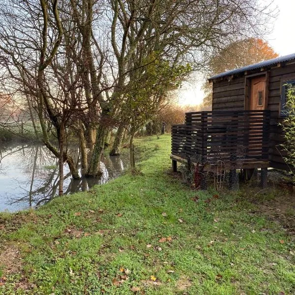 Shepherd Hut Lodge on Farm Waterside Goodwin Farm，位于Staple Cross的酒店