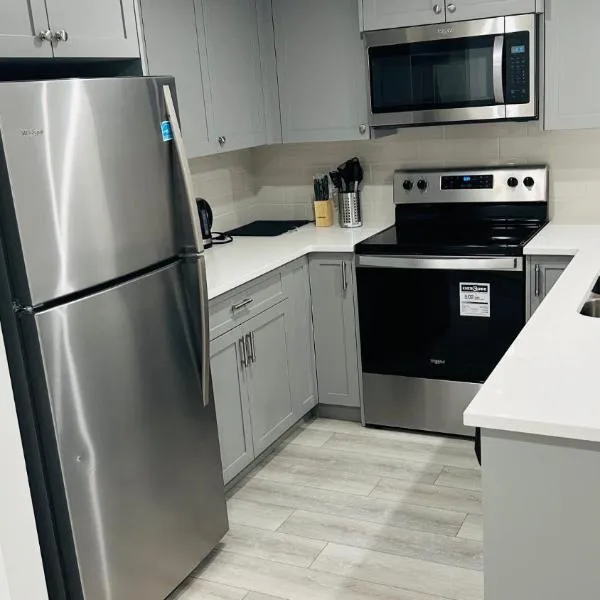 Private Very Spacious 2 bed 1-Bedroom basement Suite SW Calgary，位于卡尔加里的酒店