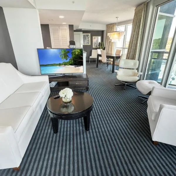 Oceanfront Myrtle Beach 2-BR Condo with Hot Tubs，位于默特尔比奇的酒店