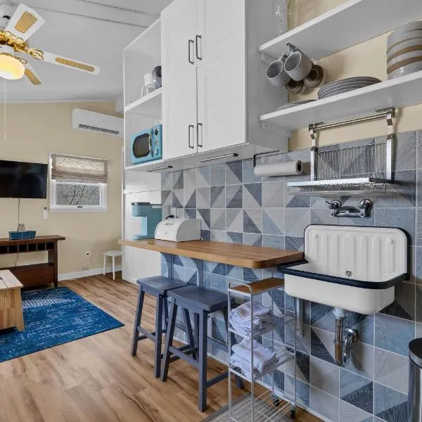 Cozy apartment, private beach & jacuzzi，位于韦斯特布鲁克的酒店