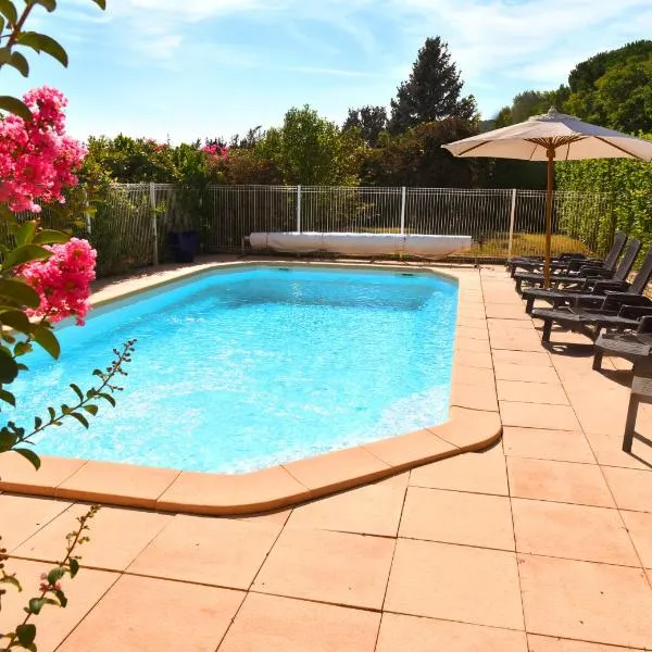 Lou Cigalou - Au Calme - Grand Jardin - Piscine Partagée - Parking - Campagne et Idéalement Situé Proche A7 et Montélimar，位于Sauzet的酒店