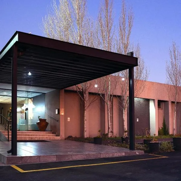 Q's Evander Hotel & Apartments，位于Evander的酒店