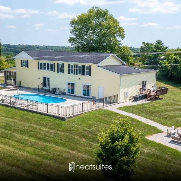 Country Lodge for 18, With Pool and Pond, Near Ark，位于威廉斯敦的酒店