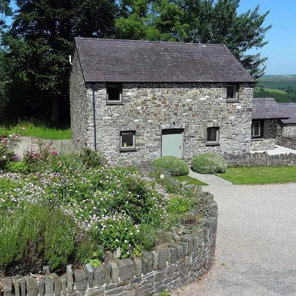 Granary Cottage with hot tub on organic farmland，位于兰彼得的酒店