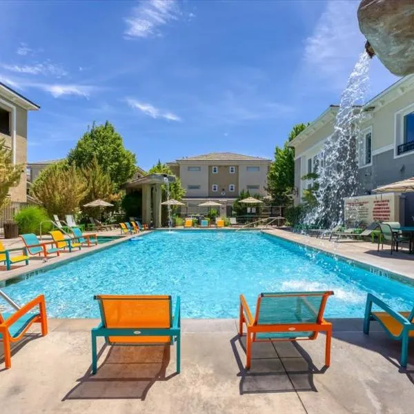 New Luxurious 1BR Apartment Heated Pool Spa & Sauna，位于里诺的酒店