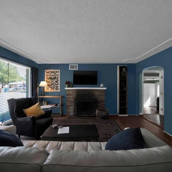 Comfortable home near river access trail，位于雷丁的酒店