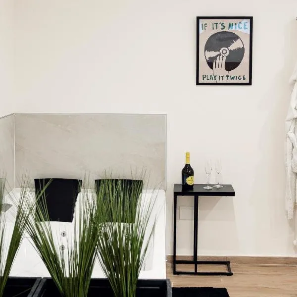 Rehouse - Luxury Suite w Jacuzzi，位于莫尔费塔的酒店