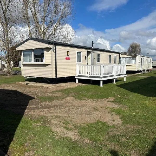 6 Beds Family friendly - unlimited Wi-Fi, Warm, Cozy Sun decking Caravan at Seawick Holiday Park，位于Saint Osyth的酒店