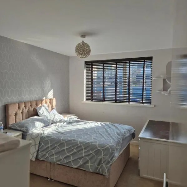 Three bedroom house with a garden，位于红山的酒店
