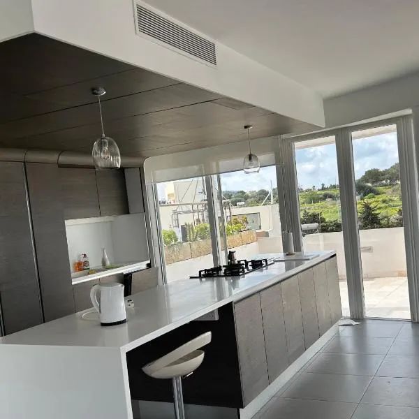 Sunny Penthouse Central，位于莫斯塔的酒店