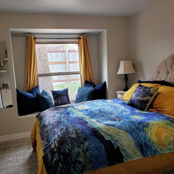 Van Gogh Get HIGH Tiny Home，位于科罗拉多斯普林斯的酒店