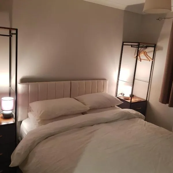 Beechcroft 2 bed part house，位于卡林顿的酒店