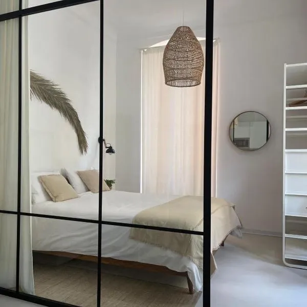 Luxury Designer Suite in the historical center，位于斯培西亚的酒店