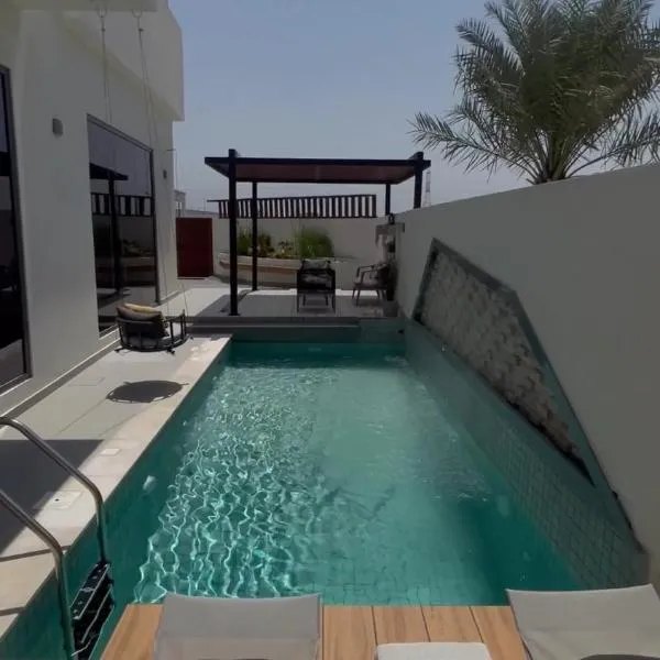 Private Pool Villa Rawaq Chalet，位于Āsam的酒店