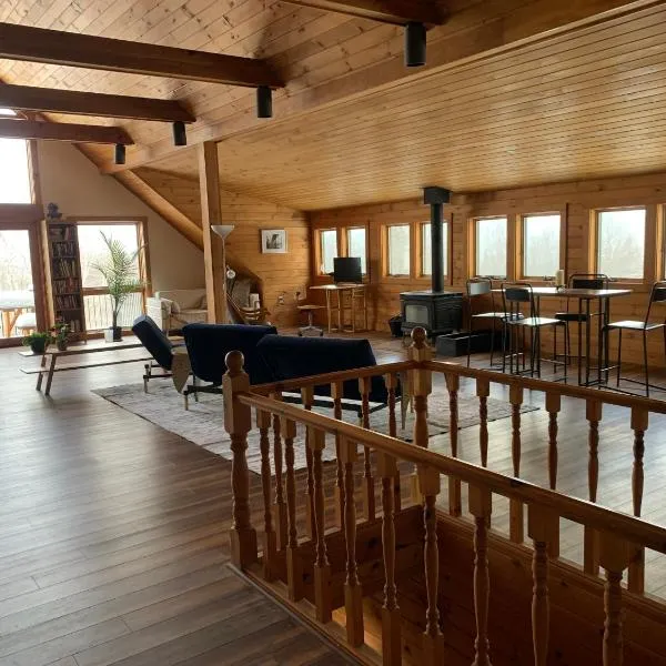 Charming barn loft - all amenities on 60 acre farm in the White Mountains of NH，位于兰开斯特的酒店